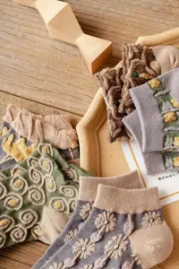 Vintage floral relief women short socks, artistic retro style thin summer cotton boat socks.