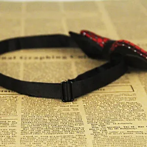 Schwarze Herren Fliege mit roten Details, elegante Polyester Business Hochzeitsmode.
