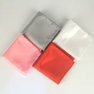 Gedetailleerd overzicht van effen fijn geruite polyester pochet voor herenpak huwelijk.