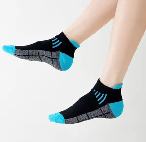 Men's breathable athletic ankle socks, moisture-wicking and anti-odor running socks.