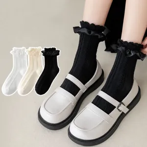 Chaussettes Lolita japonaises douces avec tricot torsadé et jolis volants pour le printemps.