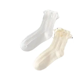 Chaussettes Lolita mi-mollet à volants blancs et crème en maille torsadée, vue principale douce.