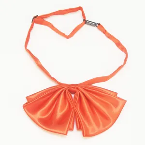 Dettaglio papillon uniforme scolastica JK arancione, accessorio colletto giapponese.
