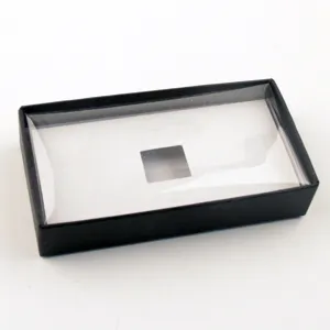 Gedetailleerd overzicht van de zwarte rechthoekige geschenkdoos met doorzichtig deksel.