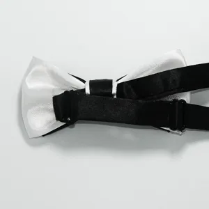 Pajarita doble en blanco y negro con correa ajustable para ocasiones formales de boda.
