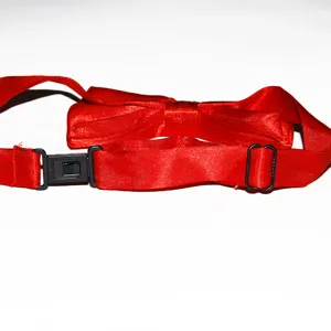 Dettaglio del farfallino rosso in poliestere con cinturino regolabile e fibbia nera.