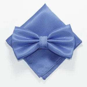 Detailopname van een blauwe strik en pochet set met fijn rasterpatroon van polyester.