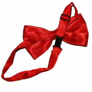 Détail du nœud papillon en satin rouge montrant le tissu brillant et la sangle réglable en plastique.