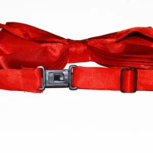 Noeud papillon rouge en satin polyester avec boucle plastique noire, detail pour hommes