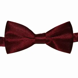 Dettaglio in primo piano del farfallino in poliestere lucido a doppio strato rosso.
