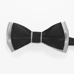 Pajarita de doble capa en negro y blanco, vista detallada de tela elegante para boda.