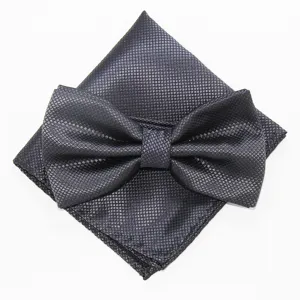 Donkergrijs micro geruit strikje en pochette set voor heren, fijn geweven stof tekstuur detail.