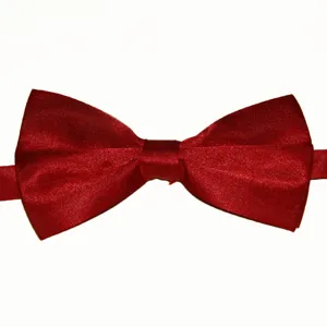 Gros plan détaillé d'un nœud papillon en polyester rouge vif, au tissu brillant et texture lisse.