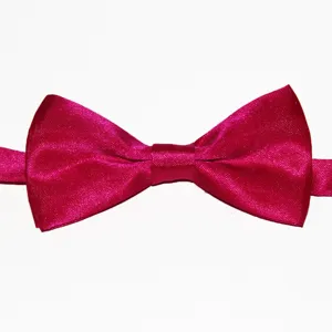 Primo piano dettagliato di un papillon in raso magenta brillante, con tessuto liscio e trama fine.