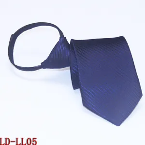 Gedetailleerd overzicht van de donkerblauwe ritsstropdas met subtiele diagonale textuur.
