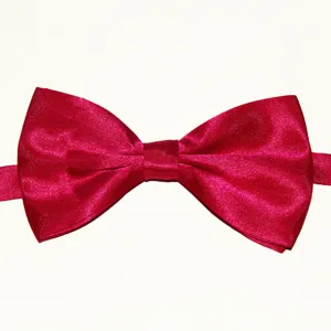 Gros plan sur les détails du nœud papillon en polyester brillant magenta vif avec texture.