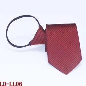 Heren rits stropdas rood gestreept mode detailweergave zakelijke accessoire stijlvol