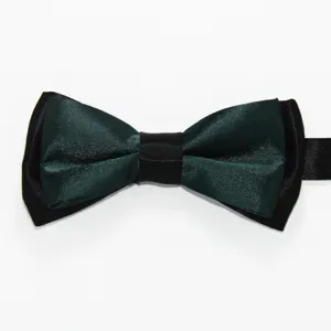Vista detallada de cerca del elegante tejido de pajarita de doble capa verde oscuro y negro.