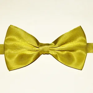 Gros plan détail de nœud papillon jaune brillant en polyester, texture lisse et belle finition.