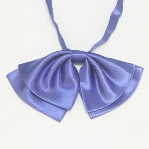 Primo piano dettagliato dell'elegante cravatta a fiocco in raso viola uniforme JK.