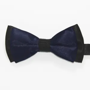 Pajarita de raso de doble capa en azul marino y negro para fiestas y bodas formales.