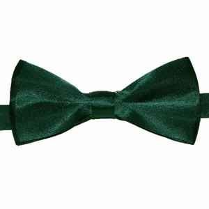 Vista di dettaglio di un papillon in raso verde scuro, con trama fine ed elegante tessuto in poliestere.