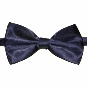Vue détaillée d'un nœud papillon uni en polyester satiné bleu marine, élégant et classique.