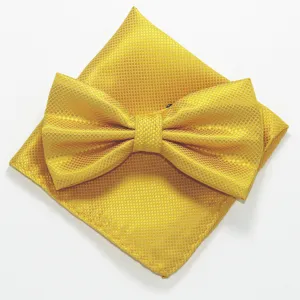 Gedetailleerd overzicht van gele gestructureerde vlinderdas en pochetset, elegante accessoire.