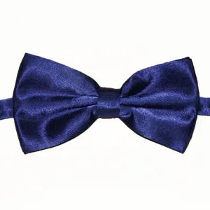 Gros plan détaillé d'un nœud papillon en satin bleu foncé avec texture et pliage.