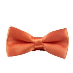 Farfallino in raso poliestere arancione vivo, elegante cravatta classica doppio strato.