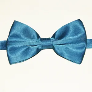 Détail de nœud papillon en satin bleu, texture polyester brillant, sangle réglable élégante.