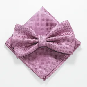 Elegante roze vlinderdas en pochet set met fijne rasterstructuur, perfect voor formele gelegenheden.