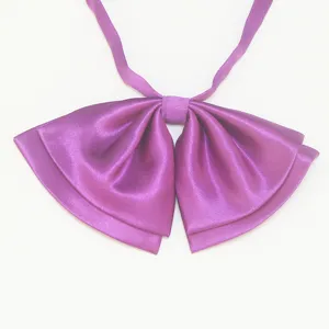 Dettaglio fiocco JK in raso viola, accessorio per uniforme scolastica giapponese, nastro.