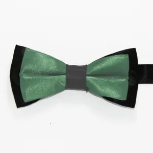Vista detallada de una pajarita de saten verde y negro de doble capa para bodas y eventos.
