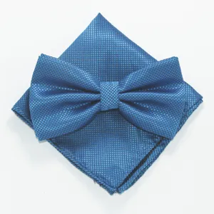 Gedetailleerd overzicht van blauwe gestructureerde vlinderdas en pochet set voor formele kleding.