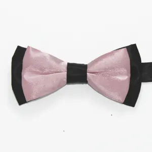 Detalle de pajarita de satén rosa y negro de doble capa para ropa formal de noche.