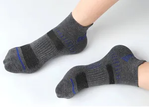 Nahaufnahme Detailansicht atmungsaktiver Herren Sport Kurzsocken mit Mesh Design neu