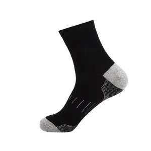 Nahaufnahme von Sportsocken mit atmungsaktiven Bogenstreifen und verstärkter Frotteefers.