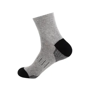 Graues Sportsocken Detail mit atmungsaktivem Rippbündchen und schwarzer Fersenverstärkung.