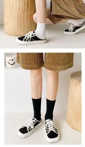Dettaglio di calze lunghe unite classiche, comode calze in cotone per abbigliamento.
