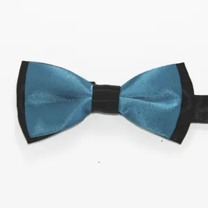 Pajarita de raso azul y negro bicolor elegante para boda fiesta de hombre formal.