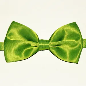 Nœud papillon satiné vert gros plan, détail tissu polyester brillant pour accessoire homme.