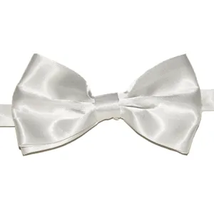Detail de noeud papillon en satin blanc, accessoire de mariage en tissu brillant classique