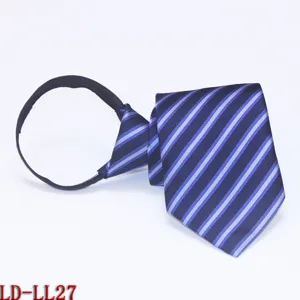 Detailopname van de blauw gestreepte stropdas met rits, met nette stofstructuur zichtbaar.