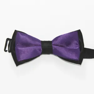 Vista detallada del elegante pajarita de doble capa morada y negra para bodas o fiestas.