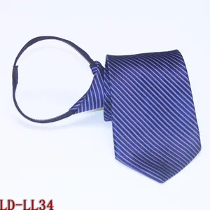 Gedetailleerd uitzicht van een elegante blauwe gestreepte das met ritssluiting voor heren.