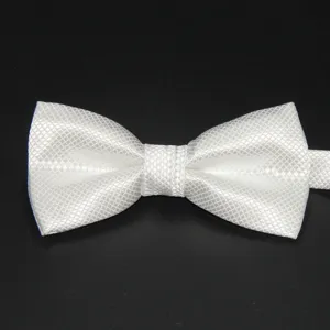 Primo piano del papillon bianco jacquard per bambini, design in poliestere a griglia fine.