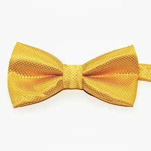 Farfallino giallo jacquard a quadri per bambini in dettaglio con trama del tessuto.