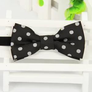 Gros plan sur les détails d'un nœud papillon noir à pois blancs, accessoire élégant.