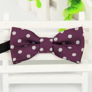 Détail du nœud papillon violet à pois, tissu jacquard polyester de qualité enfants.